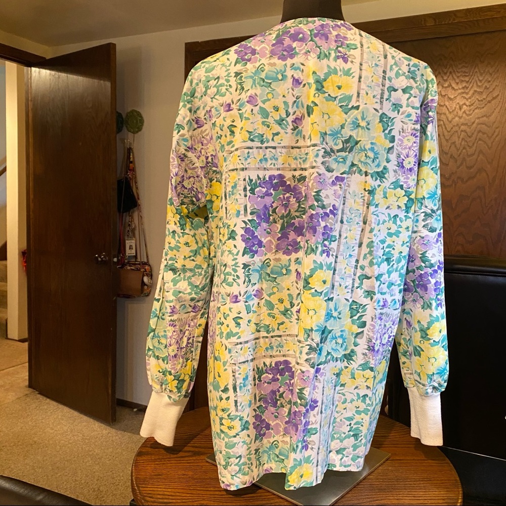Women’s Floral “Working Scrubs by White Swan” Scrub Jacket (Medium) - Picture 4 of 7